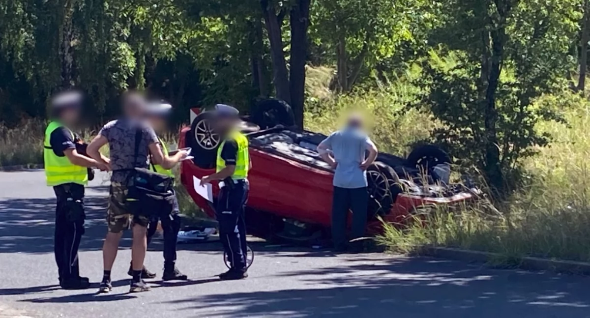 Samochód dachował po zderzeniu z autobusem. Dwoje dzieci w szpitalu