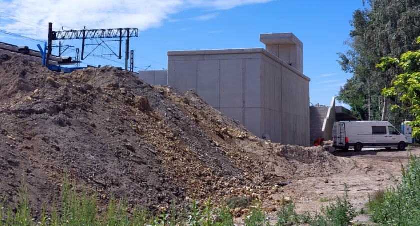 Nowy przystanek kolejowy w Katowicach nabiera kształtów. Powstaje nowy tunel zamiast kładki