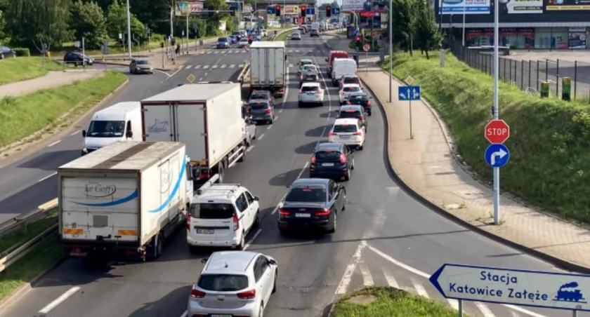 Metropolia zbadała jak bardzo powietrze w miastach GZM zanieczyszczają samochody. Katowice nie wypadły dobrze