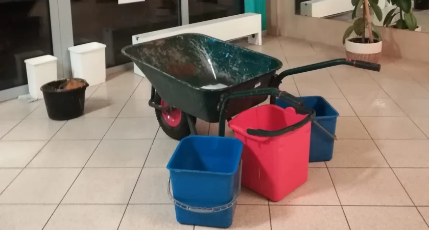 Przeciekający dach, odpadający sufit i grzyb. Ośrodek MOSIR-u w Zadolu jest w coraz gorszym stanie