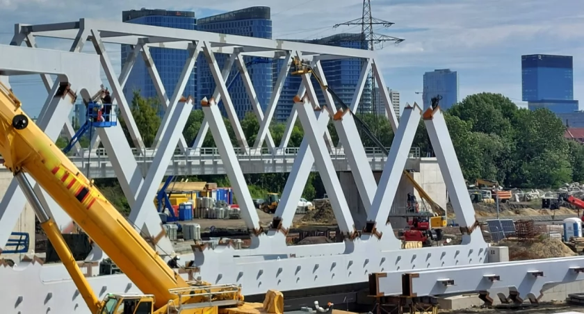 Pociągi przejadą przez plac budowy. Obok centrum Katowic powstają nowe wiadukty