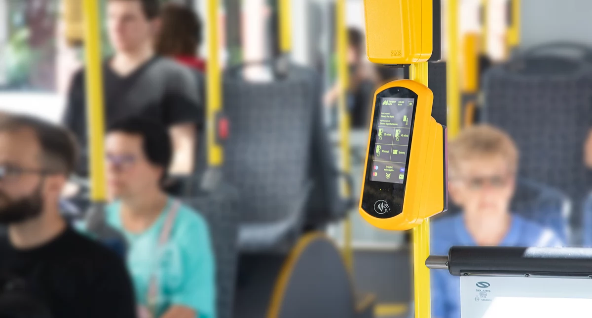 We wszystkich autobusach i tramwajach ZTM można już zapłacić za przejazd kartą