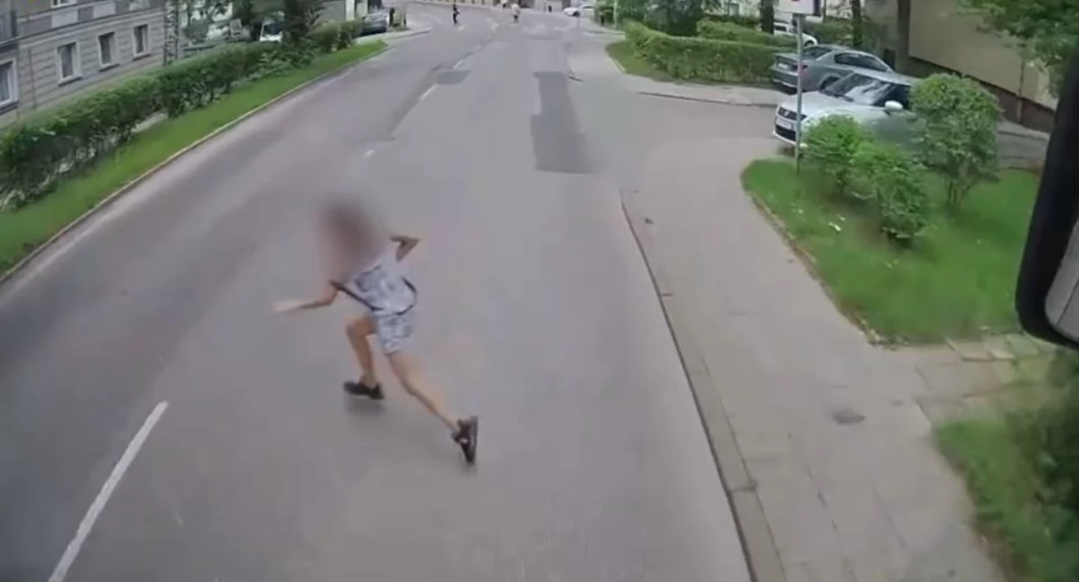 O krok od tragedii na Koszutce. Dziewczynka wybiegła wprost przed autobus komunikacji miejskiej [WIDEO]