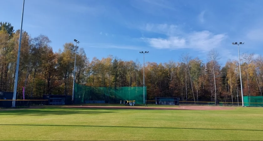 Na niedawno oddanym do użytku stadionie już trzeba wymienić drenaż boiska. 
