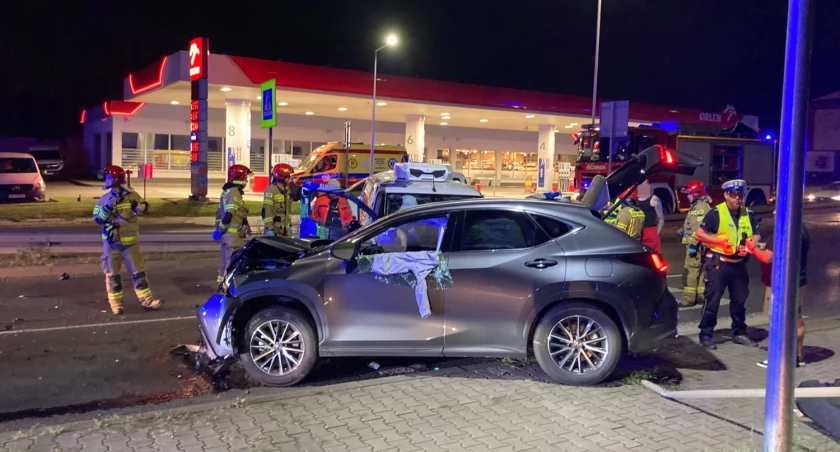 Nocny wypadek na ul. Bocheńskiego. Pijany kierowca jechał pod prąd
