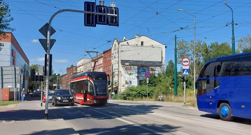 Autobusy pędzą przez Załęże. Miasto postawiło znaki zakazu, ale w złych miejscach