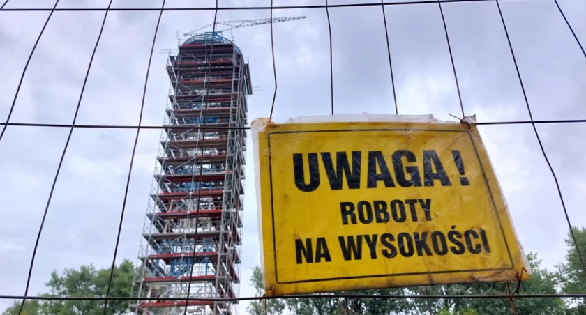 Wieża spadochronowa obudowana rusztowaniem. Ruszyły prace remontowe