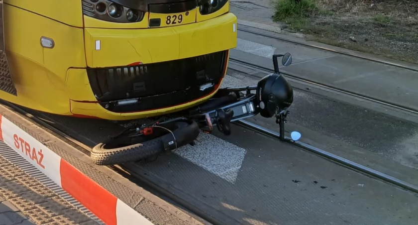 Mężczyzna na rowerze elektrycznym wjechał pod tramwaj. Trafił do szpitala