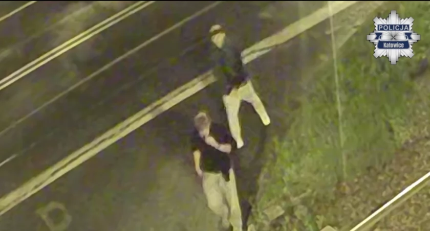 Dwóch agresywnych mężczyzn w centrum Katowic zabrało przechodniowi telefon. Szuka ich policja