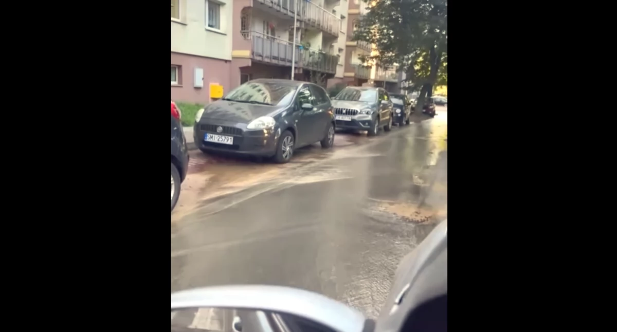 Woda płynie ulicą. Usuwanie awarii w Bogucicach może potrwać kilka godzin