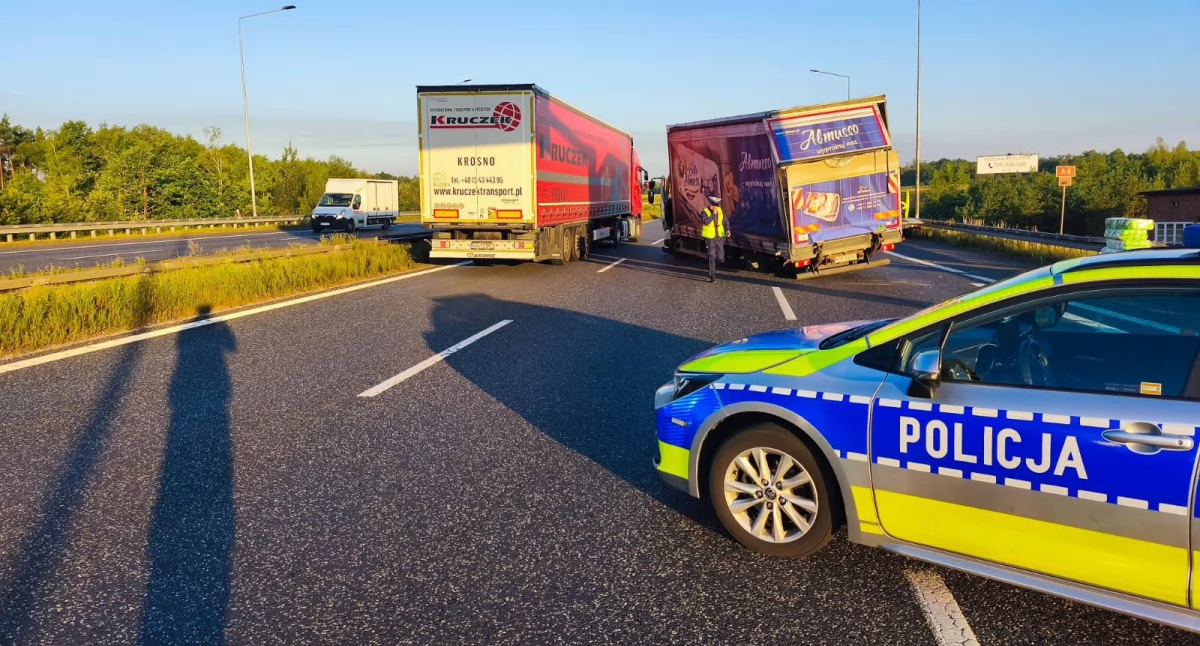 Długi korek na autostradzie A4. Ciężarówka blokuje dwa pasy