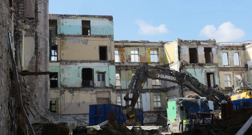 Trwa wielka inwestycja w ścisłym centrum Katowic. Kamienice wyglądają jak po wojnie, ale to się szybko zmieni