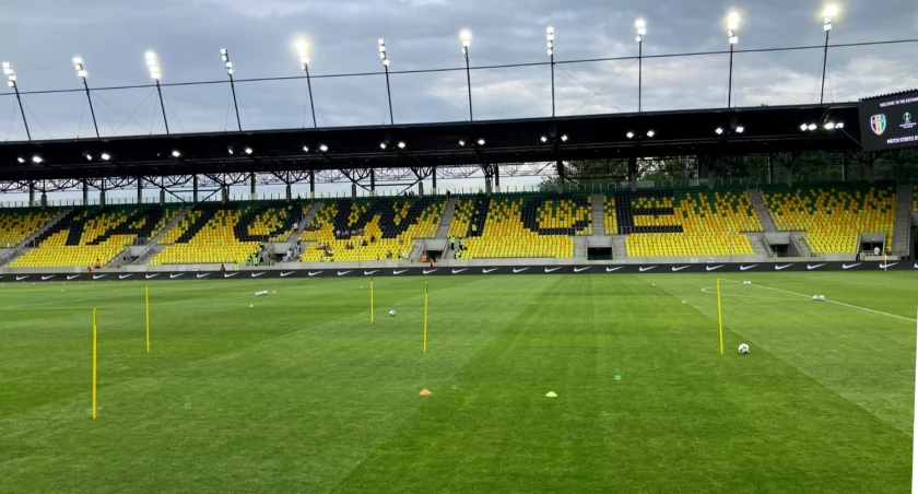 Zbieg okoliczności przy przetargu na dostawę narzędzi dla stadionu miejskiego robi się jeszcze bardziej niesamowity