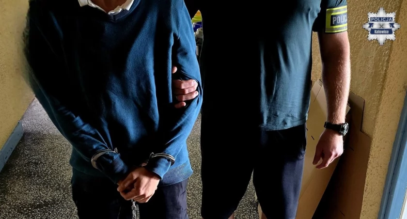 Diler siedział z kolegami w zaparkowanym samochodzie. Nagle pojawiła się policja