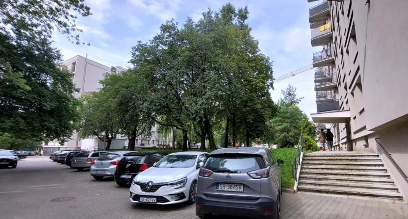 Dzień dobry Katowice. Kolejne wspólnoty mieszkaniowe decydują się na postawienie szlabanów 