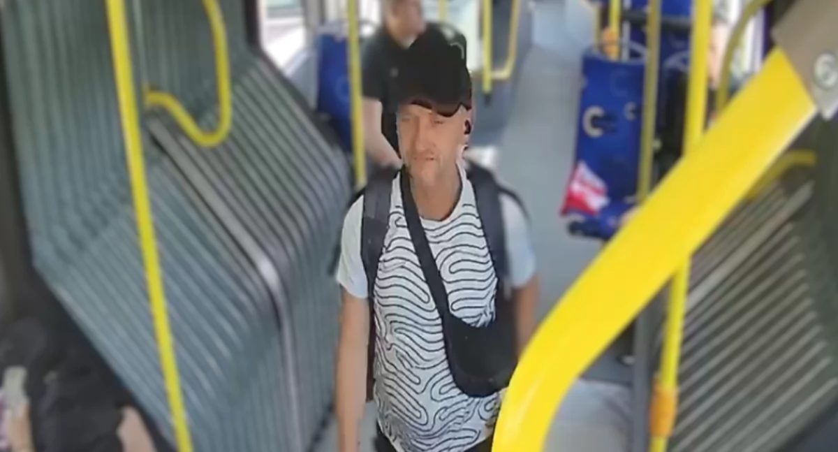 Mężczyzna wyżył się na autobusie. Policja szuka nerwowego pasażera 