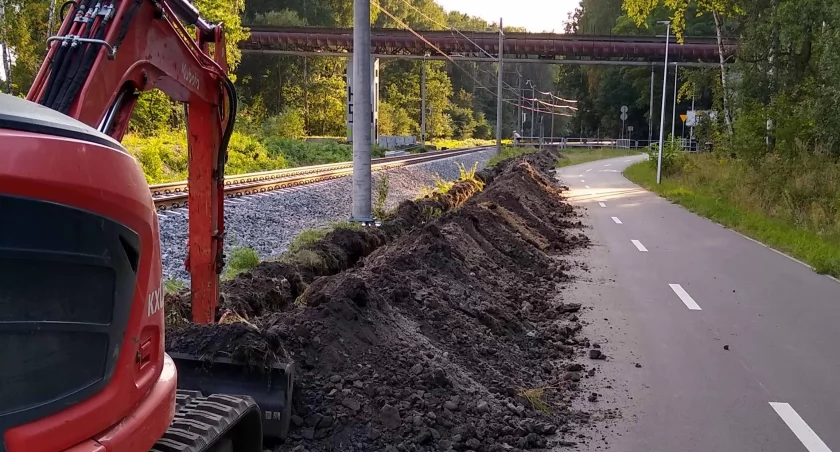 Wykonawca kolejowej inwestycji zasypał velostradę