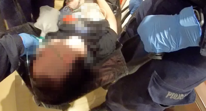 Mężczyzna upadł na podłogę i przestał oddychać. Dramatyczna interwencja policji w Katowicach [WIDEO]