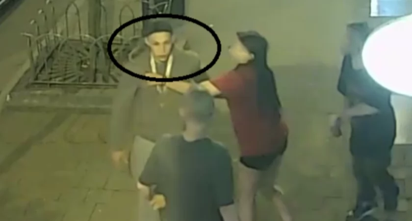Agresor bił mężczyznę w centrum Katowic. Policja szuka mężczyzny ze zdjęć