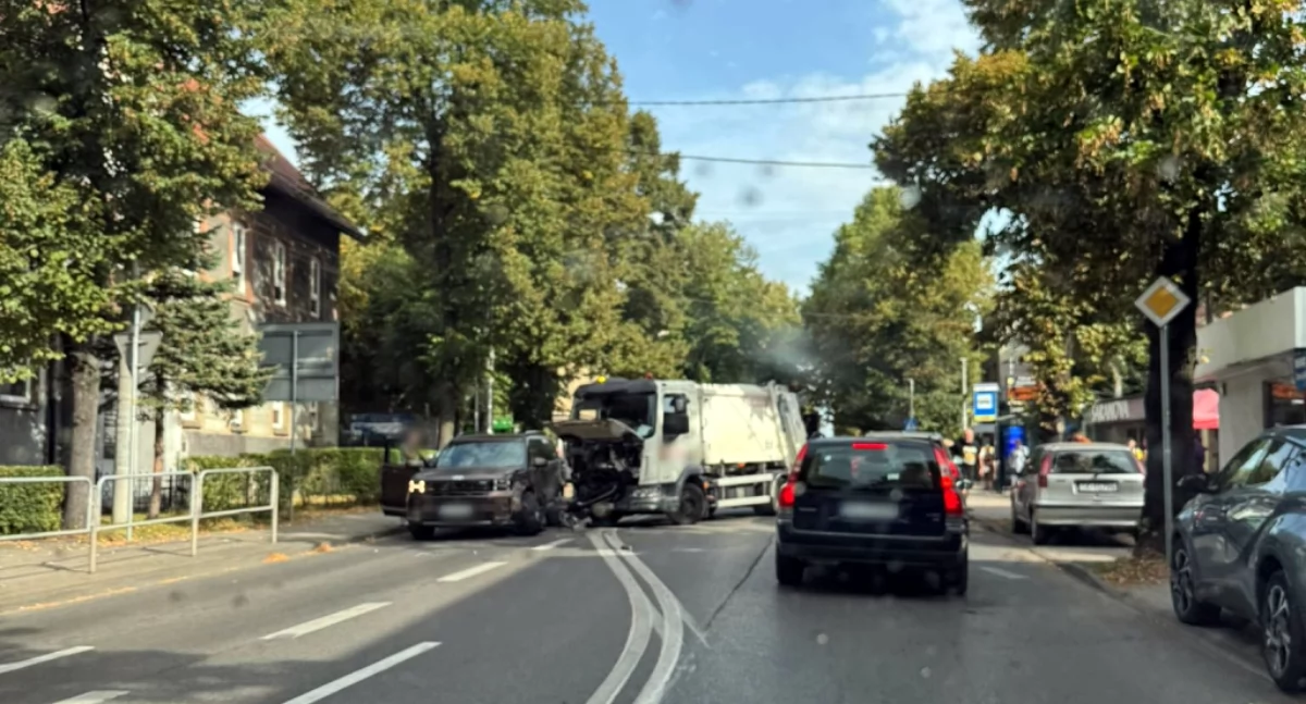 Śmieciarka zderzyła się z osobówką. SUV został mocno uszkodzony