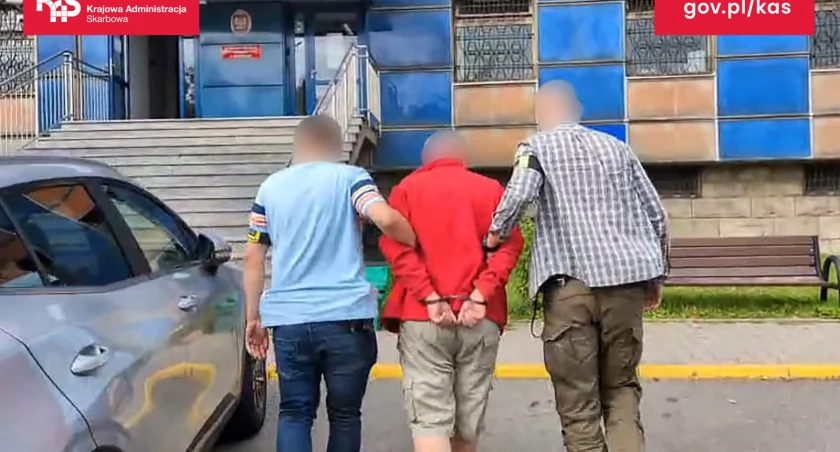 W jednym ze sklepów w Katowicach policjanci i celnicy znaleźli ponad 100 tysięcy sztuk nielegalnych papierosów