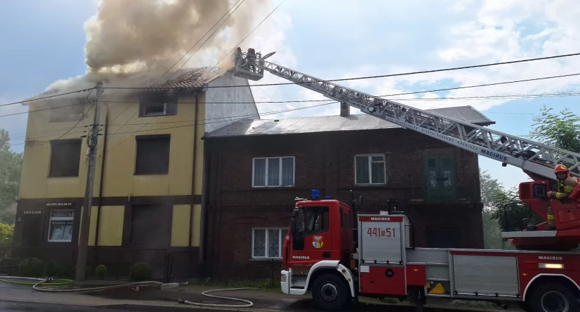 Pożar budynku jednorodzinnego. Świadkowie widzieli, jak uderzył piorun i zapalił się dach 