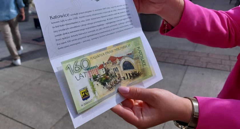 Miasto rozdaje specjalne banknoty z okazji 160. urodzin