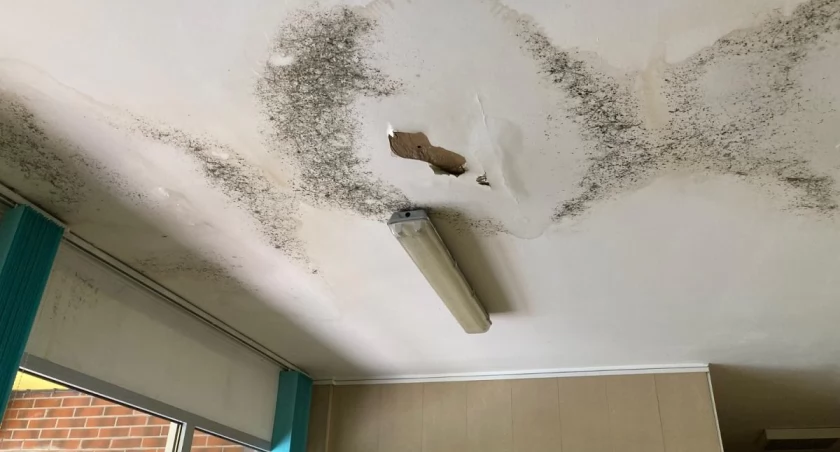 Wiadra na wodę w miejskim ośrodku. MOSiR długo zwlekał z remontem