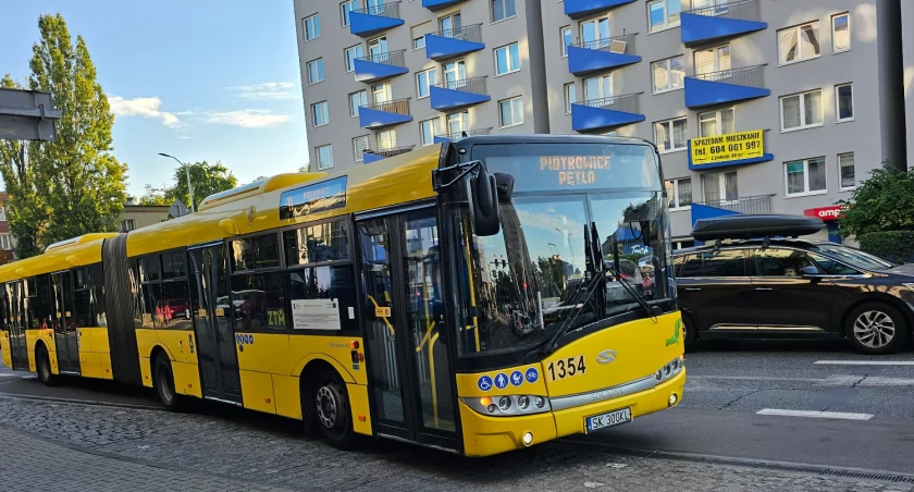 Z autobusu komunikacji miejskiej odpadło koło. Mogło dojść do tragedii