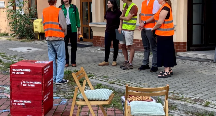 Studenci architektury chcą zazielenienia byłych miejsc parkingowych. Nie wiedzą, że w Katowicach to zabronione