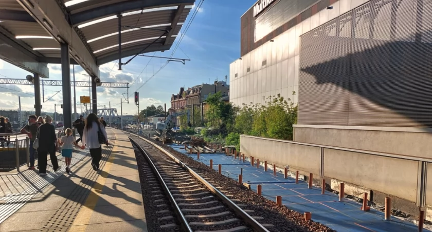 W Katowicach już zaczął powstawać nowy tunel. Prace dobrze widać z peronu