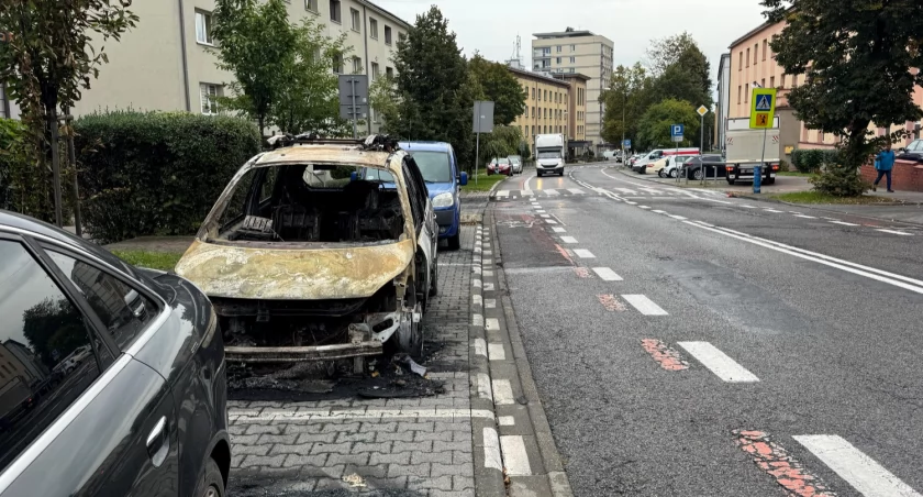 Wrak spalonego samochodu stoi naprzeciwko szkoły w centrum Katowic. Policja przekonuje, że powinien go zabrać właściciel