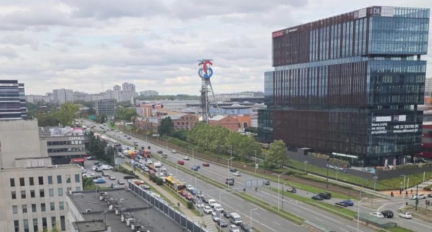 Duży korek w centrum Katowic. Powodem jest kolizja kilku samochodów