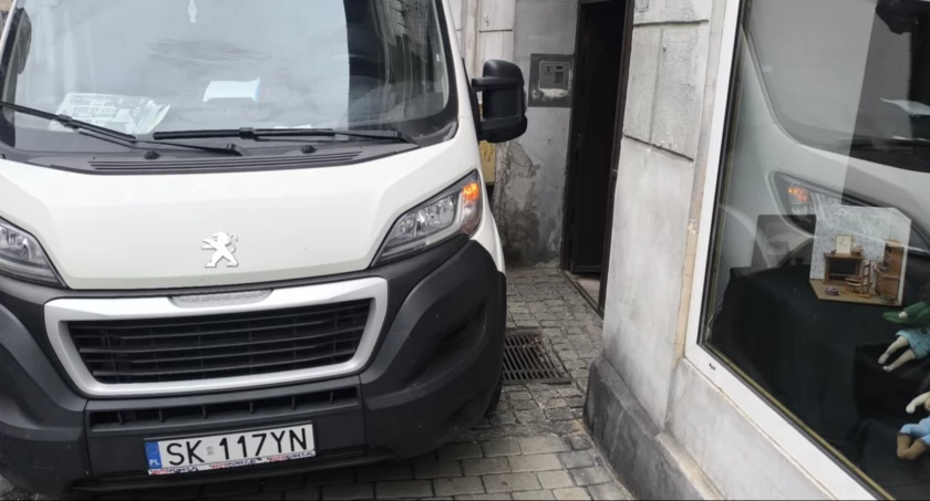 Od kilku miesięcy kierowca busa regularnie blokuje wyjście z kamienicy w centrum Katowic. Nie dostał jeszcze mandatu
