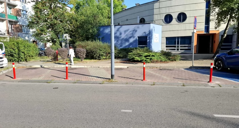MZUiM wyłączył cztery ogólnodostępne miejsca parkingowe i przekazał do dyspozycji szpitala. Wyjaśnienie na jakiej podstawie to zrobił przekracza możliwości Katowickiej Agencji Wydawniczej