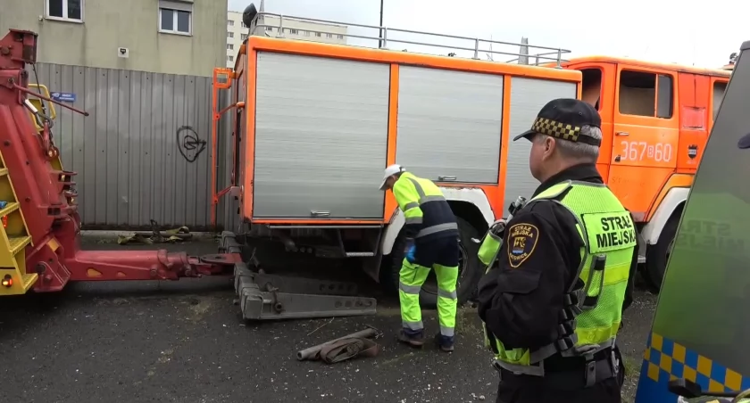 Wóz strażacki długo stał na osiedlu w Katowicach. W końcu wrak został odholowany [WIDEO]