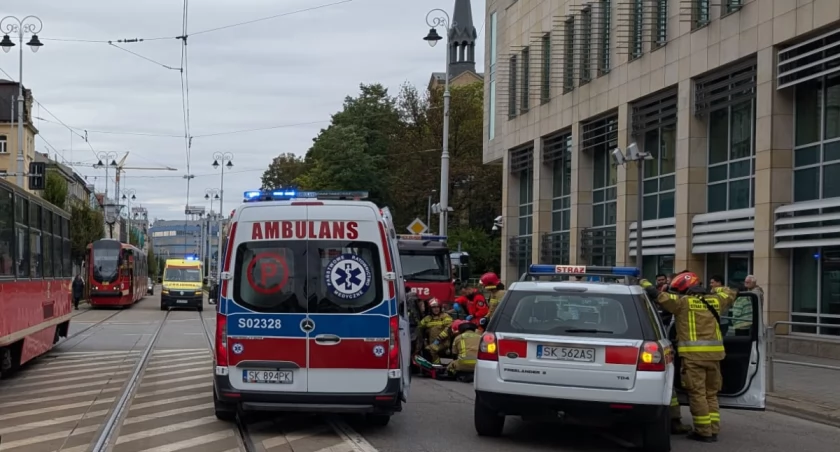 Tramwaj zderzył się z samochodem osobowym w centrum Katowic. Trzy osoby zostały ranne