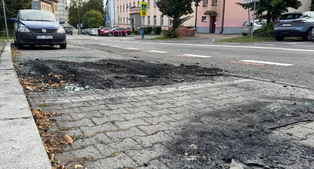 Wrak spalonego samochodu został usunięty sprzed szkoły w centrum Katowic