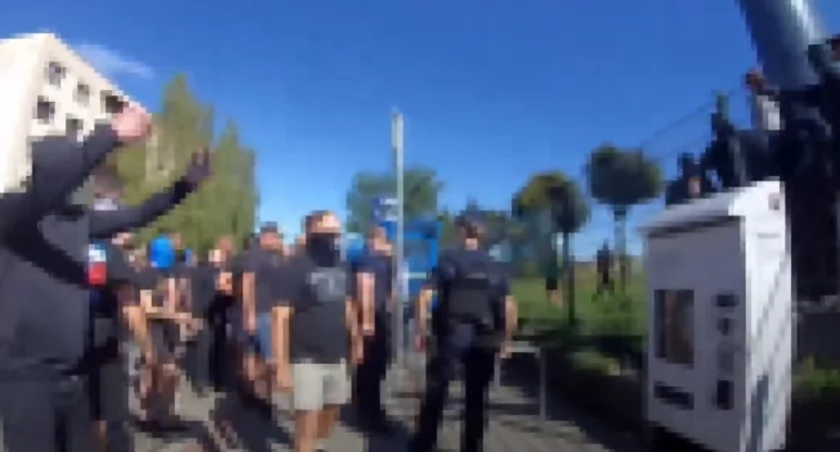 Policjanci z Katowic zapobiegli bójce kiboli przed meczem...B klasy [WIDEO]
