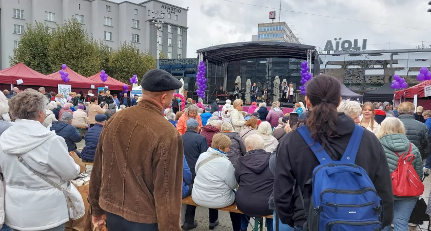 Seniorzy bawią się na katowickim Rynku. Ustawiają się długie kolejki po wrzosy i badania