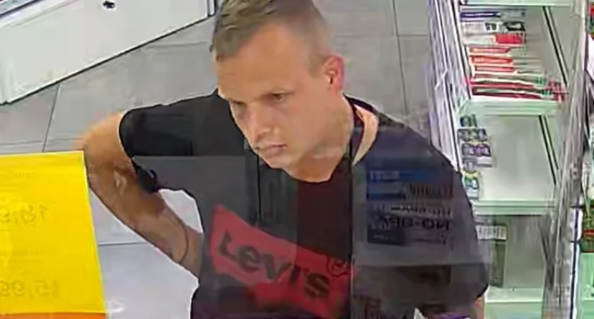 Ukradł kobiecie portfel z kartami, a potem płacił nimi w sklepie. Policja publikuje zdjęcia