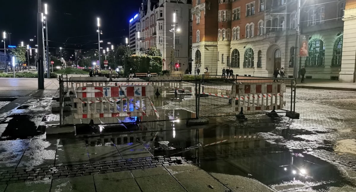 Awaria w centrum Katowic. Woda lała się na Rynku