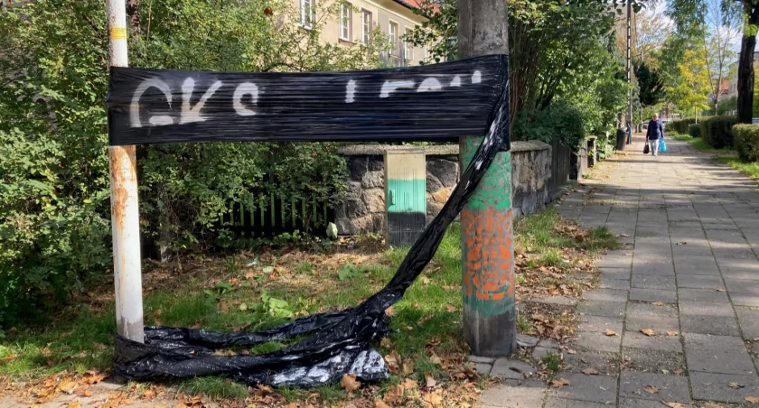 Kibice GKS Katowice oszpecają i zaśmiecają miasto
