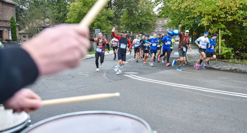 Autobusy nie obsłużą ponad 50 przystanków, tramwaje mogą być spóźnione. Utrudnienia podczas Silesia Marathon