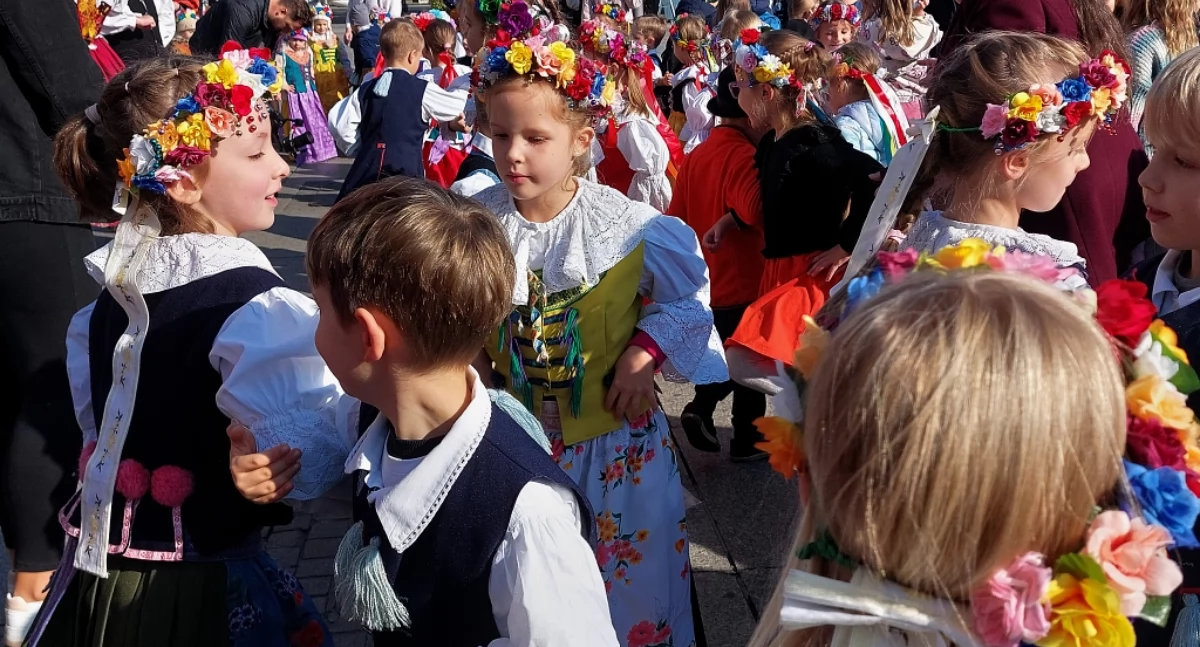 Tłum na katowickim Rynku. Uczniowie zatańczyli trojaka