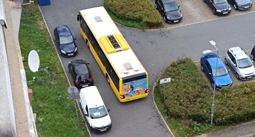 Kierowca autobusu komunikacji miejskiej pomylił trasę i wjechał na osiedlowy parking. Uszkodził samochód osobowy