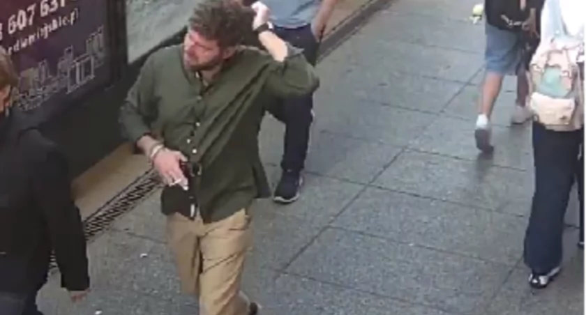 Na ulicy w centrum Katowic uderzył w twarz przypadkowego przechodnia. Policja szuka tego mężczyzny
