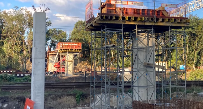 Trwa budowa kładki dla pieszych nad torami w Załężu
