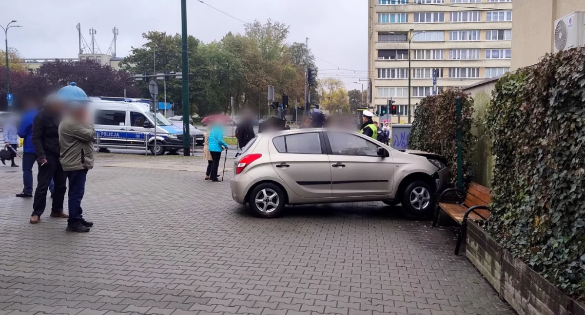 Samochód rozwalił barierki, przejechał po chodniku i uderzył w ścianę. Mogło dojść do tragedii