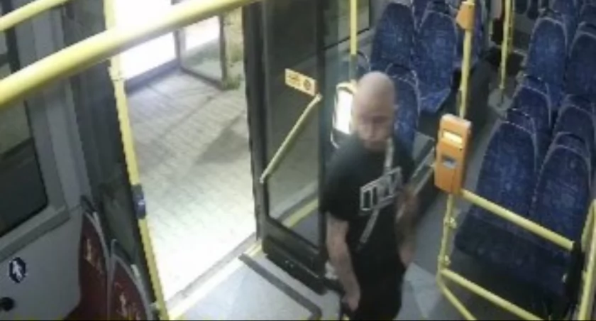 Wybił szybę w miejskim autobusie. Policja publikuje zdjęcia z monitoringu